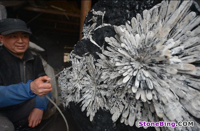 Handicrafts made of chrysanthemum stones in China's Hubei