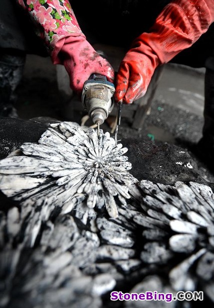 Handicrafts made of chrysanthemum stones in China's Hubei