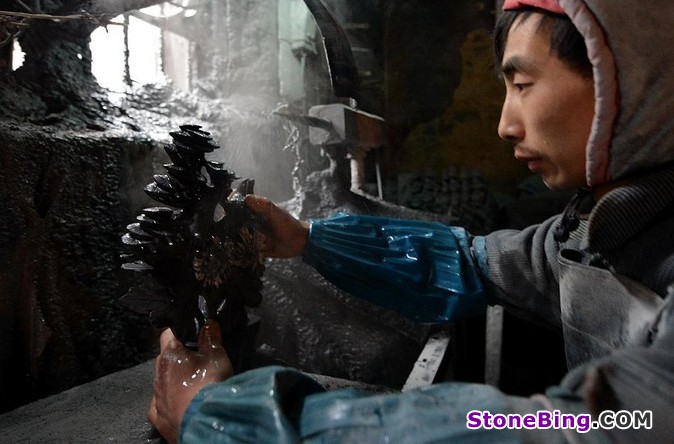 Handicrafts made of chrysanthemum stones in China's Hubei
