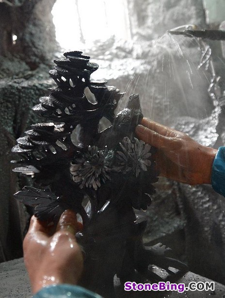 Handicrafts made of chrysanthemum stones in China's Hubei