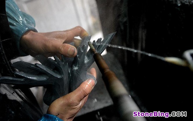 Handicrafts made of chrysanthemum stones in China's Hubei