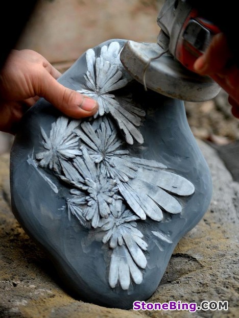 Handicrafts made of chrysanthemum stones in China's Hubei