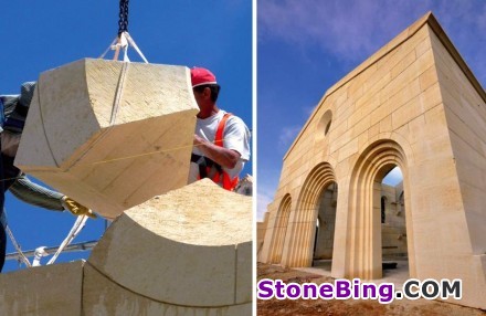 Construction with small natural stone blocks