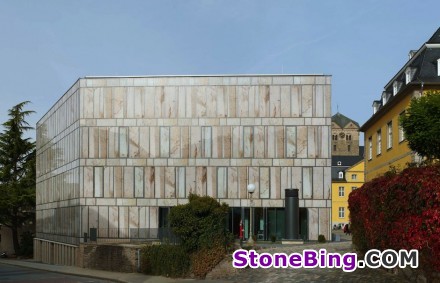Glass panes with stone facsimiles form the façade of Essen’s Folkwang-Library in Germany